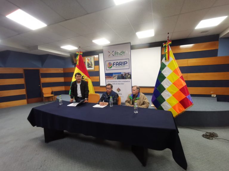 FIRMA DE CONTRATO - GAD CHUQUISACA (5)